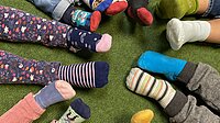 Mit bunten Socken Verschiedenheit feiern